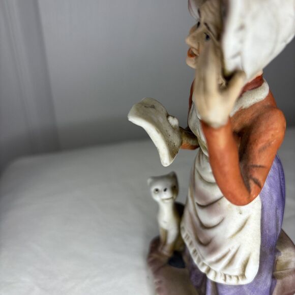 Vintage Collectable  Figurine of Old Woman Holding Papers in Front of a Cat - Picture 6 of 8